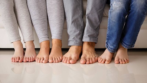blote voeten op een warme, geïsoleerde vloer
